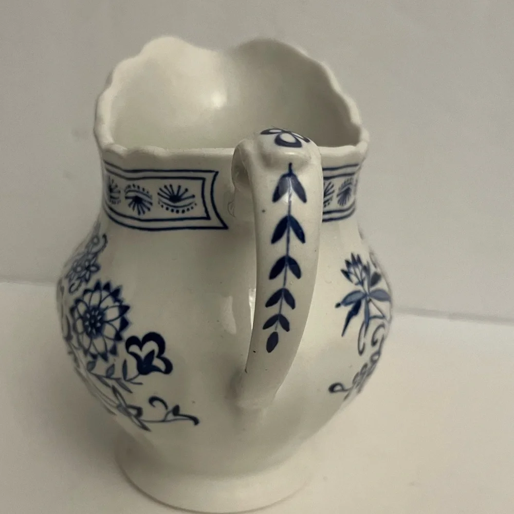 VINTAGE BLUE NORDIC J & G MEAKIN ENGLAND CLASSIC WHITE CREAMER PITCHER